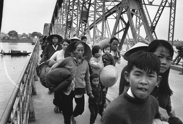 19 февраля 1968 года: беженцы переходят мост над рекой Хыонг