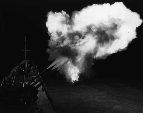 Обстрел побережья Северного Вьетнама с крейсера «Канберра» (USS Canberra)