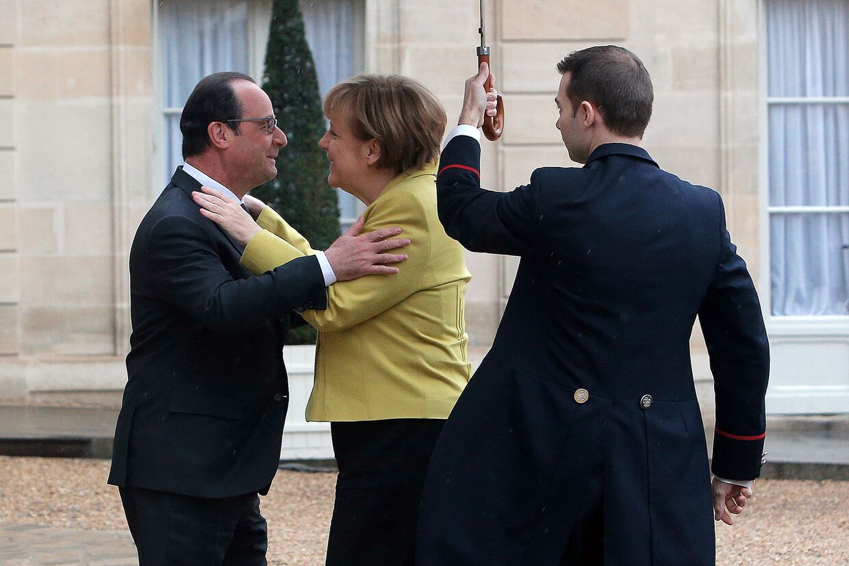 Ангела Меркель и Франсуа Олланд перед встречей в Париже