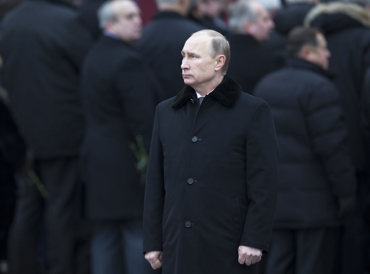 Владимир Путин на церемонии возложения венка к Могиле Неизвестного солдата во время празднования Дня защитника отечества в Москве
