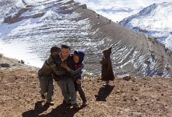 Дети в деревне Айт Сгхир в предгорьях Высокого Атласа