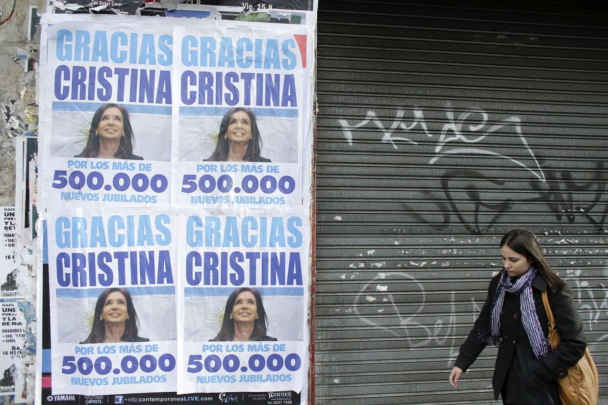 Плакаты с изображением президента Аргентины Кристины Киршнер на улице в Буэнос-Айресе