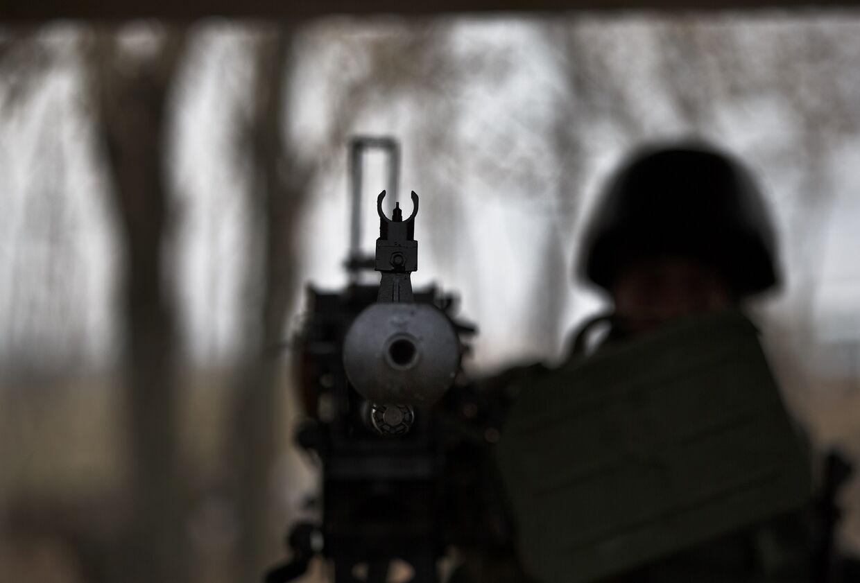 Украинский солдат с пулеметом на блокпосту рядом с городом Курахово в Донецкой области