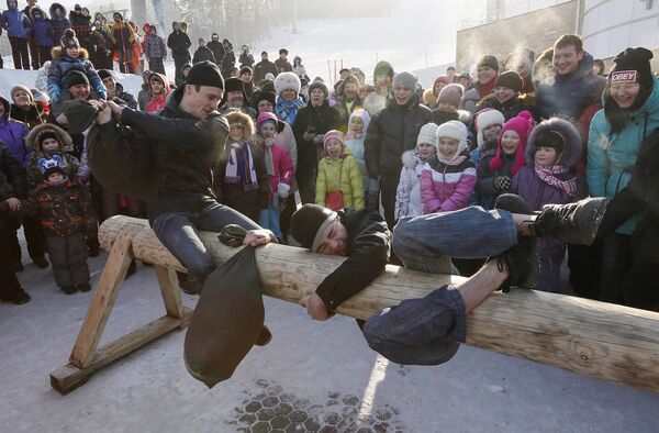 Бой подушками во время масленичных гуляний на лыжном курорте «Бобровый лог» под Красноярском
