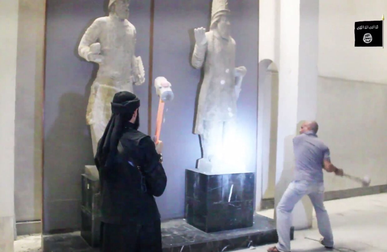 Сторонники Исламского государства разрушают скульптуры в музее Мосула