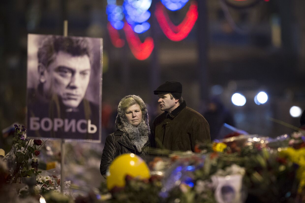 Цветы на месте убийства Бориса Немцова в центре Москвы