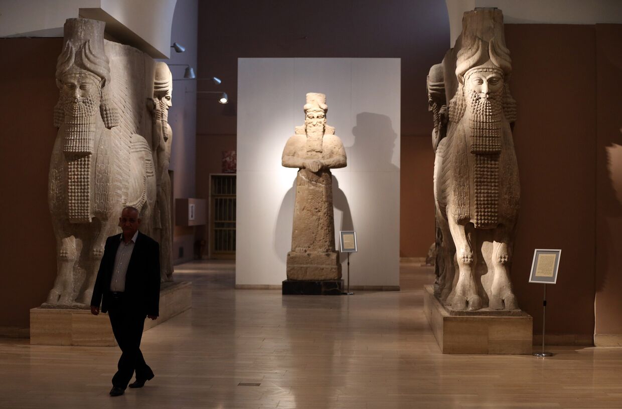 Ассирийские статуи в Иракском национальном музее в Багдаде 