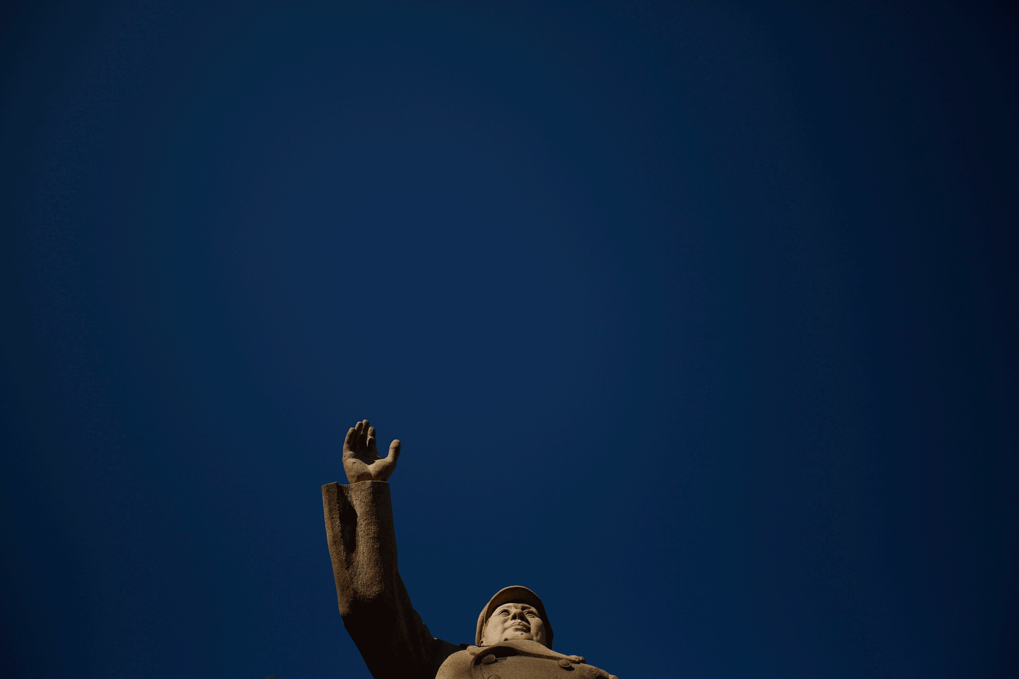 Статуя Мао Цзэдуна в Пекине в солнечный день и в день со смогом