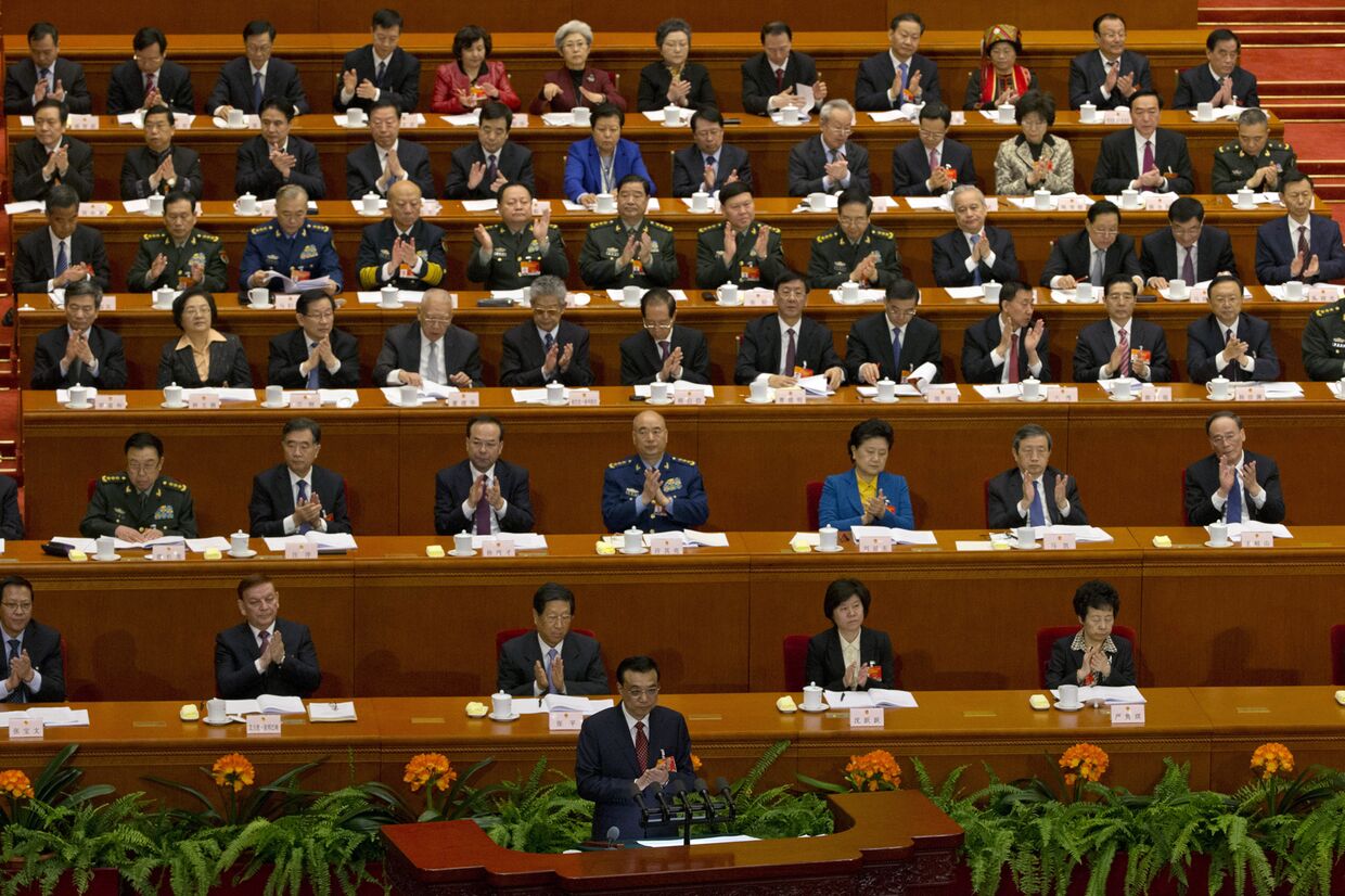 Премьер-министр КНР Ли Кэцян выступает на первой сессии ВСНП в Доме народных собраний в Пекине