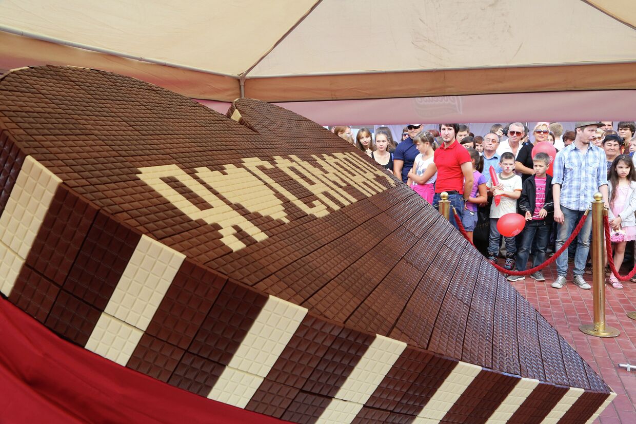 Шоколадное сердце рекордных размеров подарили кондитеры жителям Самары в День города