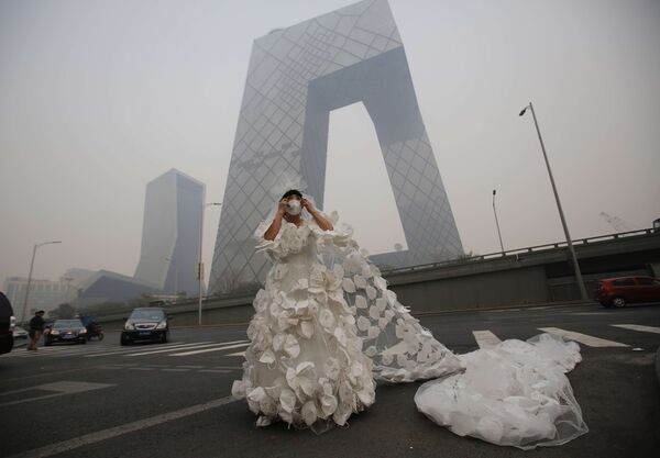 Кун Нин в свадебном платье, сшитом из респираторов