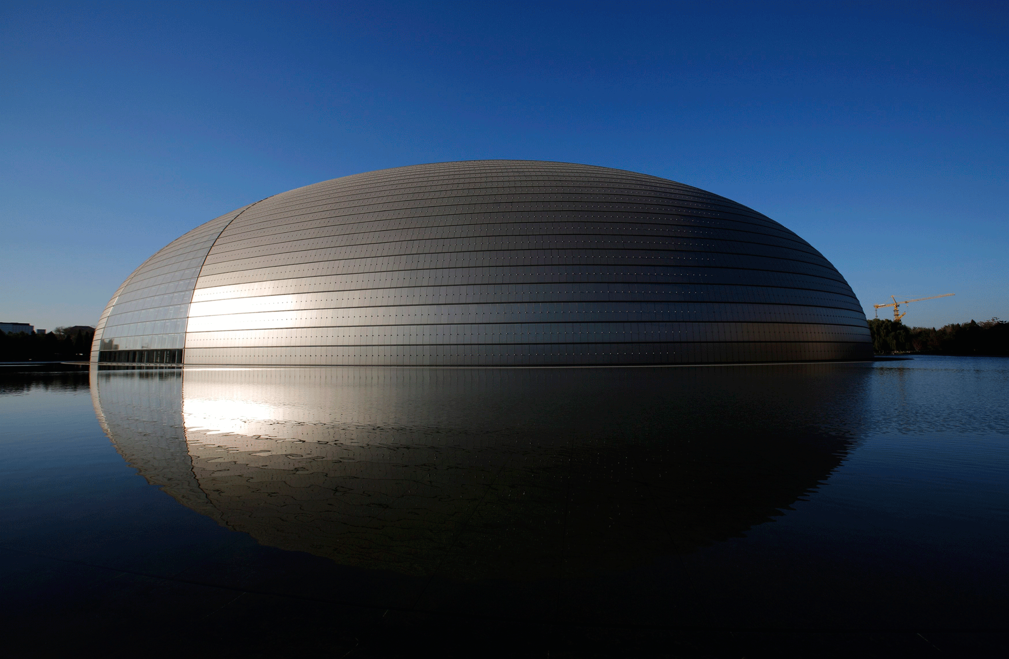 Национальный центр исполнительских искусств в Пекине («Яйцо») в солнечный день и в день со смогом