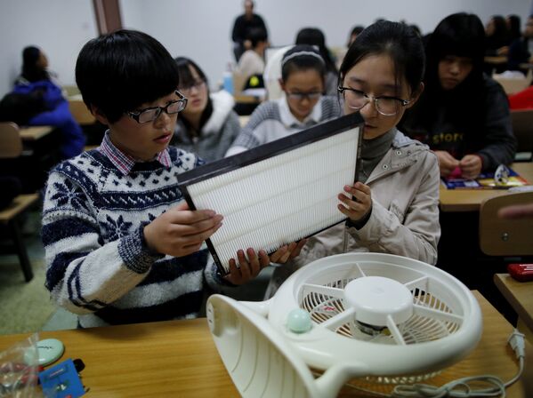 Дети на занятии по изготовлению очистителя воздуха