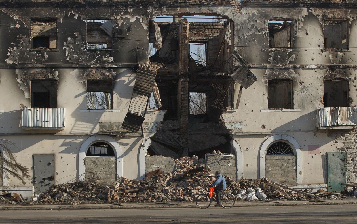 Разрушенное здание в Углегорске
