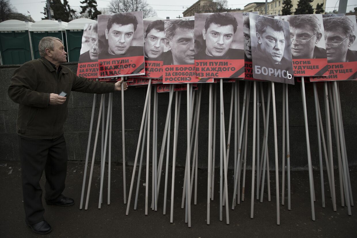 Плакаты накануне марша памяти Бориса Немцова в Москве