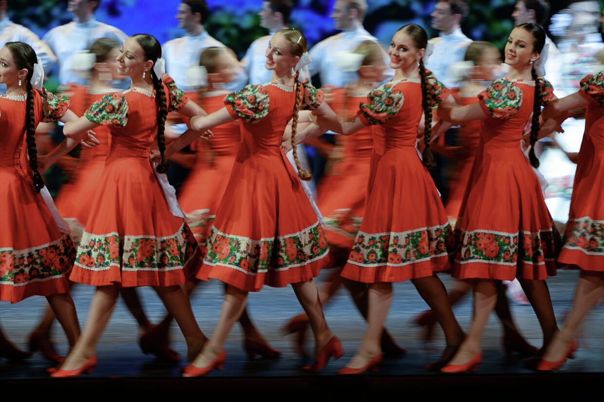 Артисты Государственного академического ансамбля народного танца имени Игоря Моисеева исполняют русский танец  Лето на концерте в Большом театре