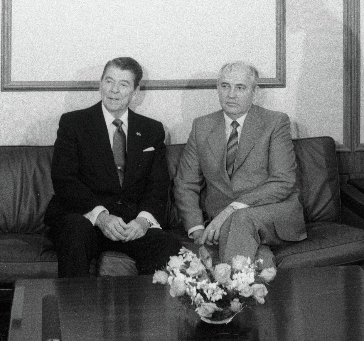 Горбачев и Рейган во время официального визита президента США в СССР
