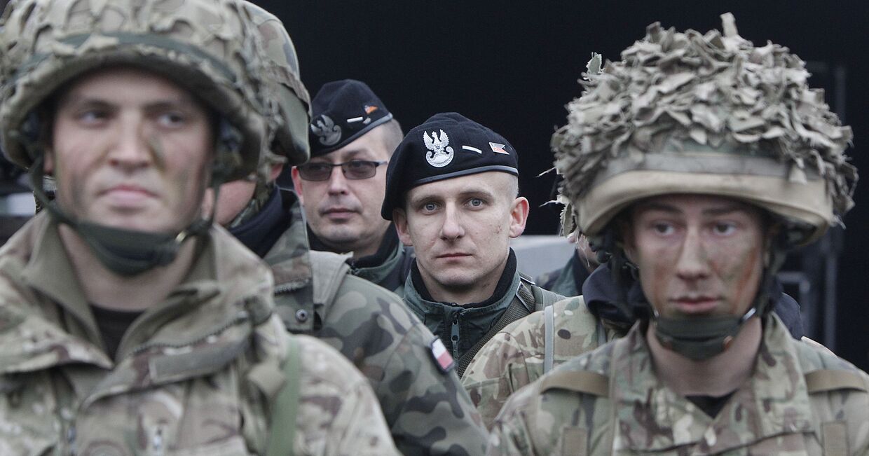 Совместные учения британских и польских (на заднем плане) военных в Свентошуве