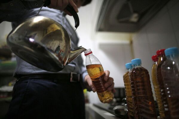 Житель Пекина, страдающий от хронического насморка и астмы, наливает в бутылку лекарство