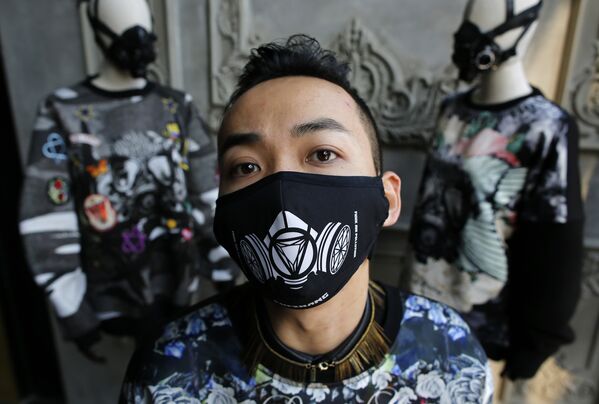 Дизайнер Чи Чжан в одной из своих масок