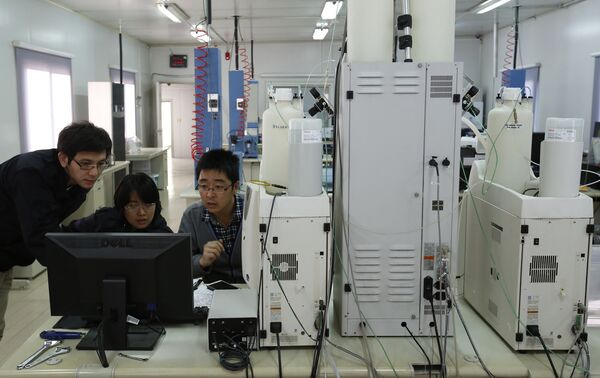 Ученые анализируют качество воздуха в лаборатории в Пекине