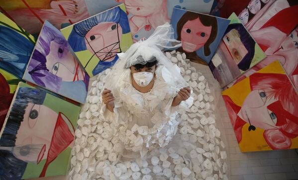 Кун Нин в свадебном платье, сшитом из респираторов