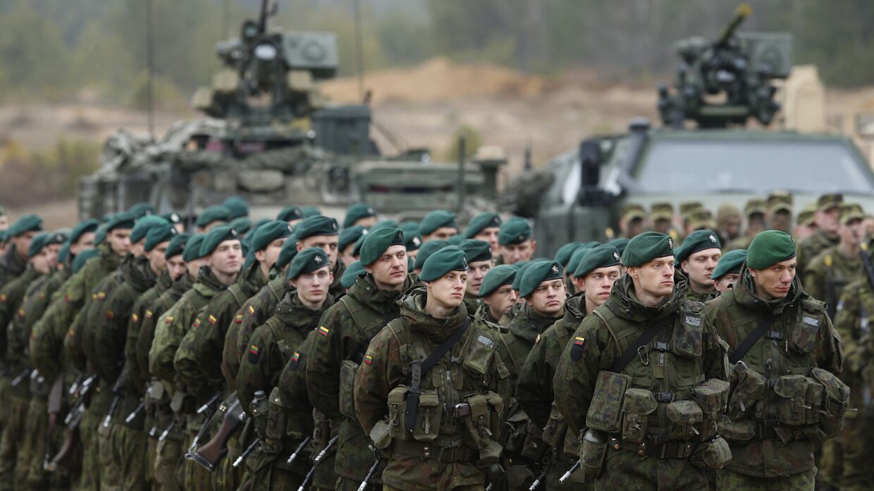 Литовские солдаты во время учений НАТО Iron Sword 2014 поблизости от Вильнюса