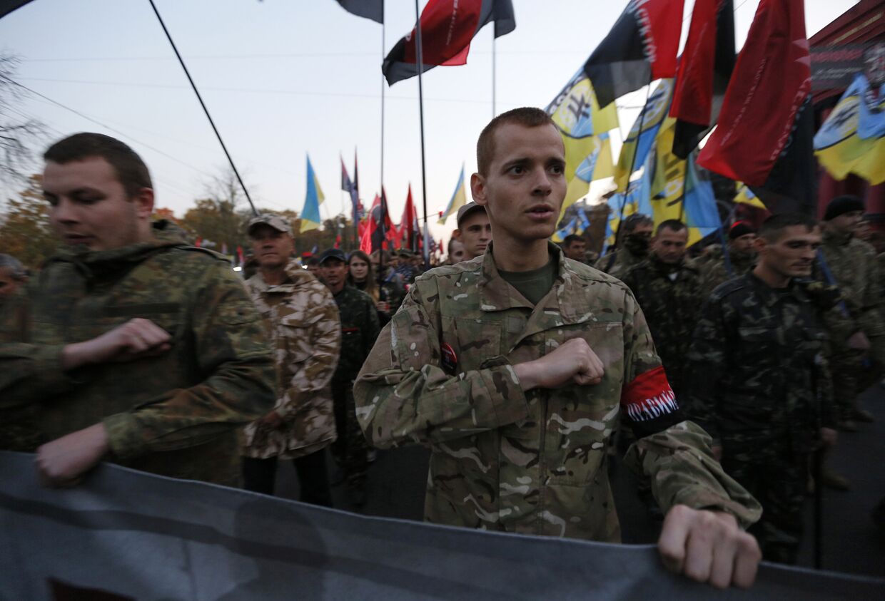 Бойцы батальона «Азов» поют гимн Украины на марше в Киеве, посвященном 72-летию образования УПА