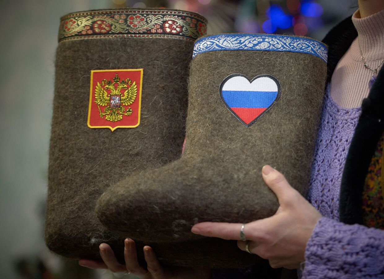 Презентация новой коллекции валенок с патриотической символикой России Презентация новой коллекции валенок с патриотической символикой России