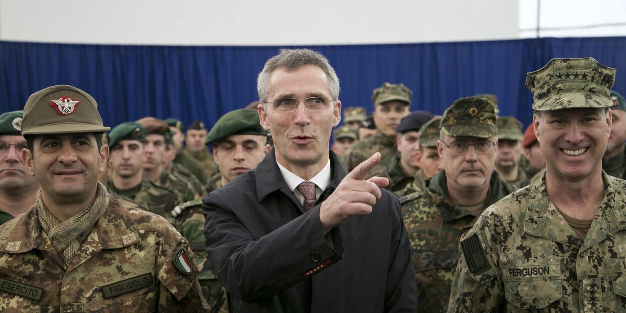 Генеральный секретарь НАТО Йенс Столтенберг и миротворцы НАТО в столице Косово Приштине