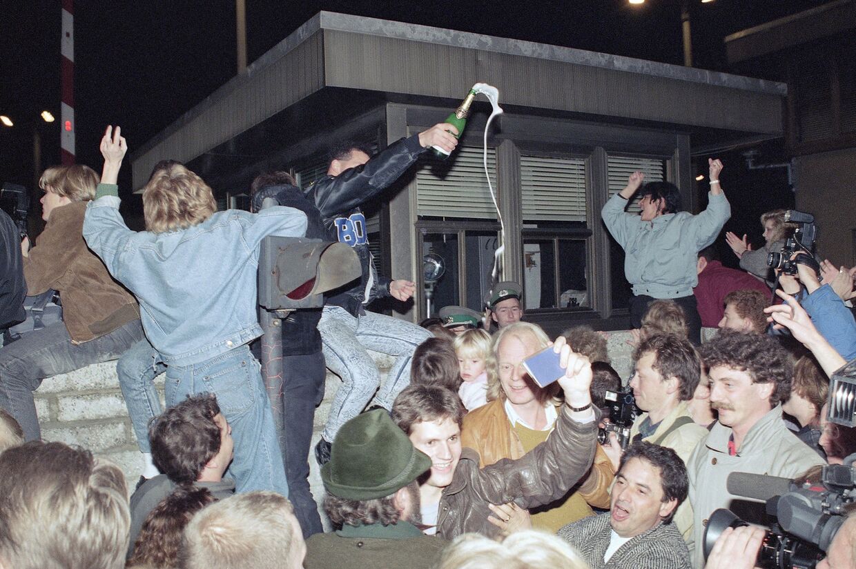Берлинцы празднуют падение стены, 10 ноября 1989 года