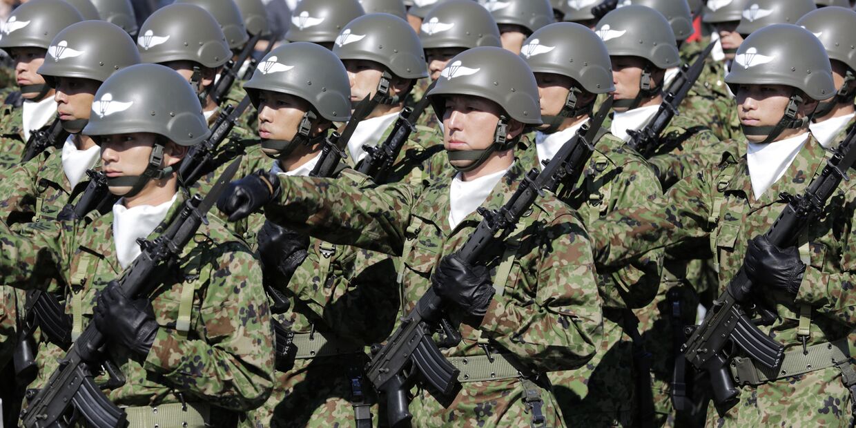 Солдаты сил самообороны Японии на военной базе Асака