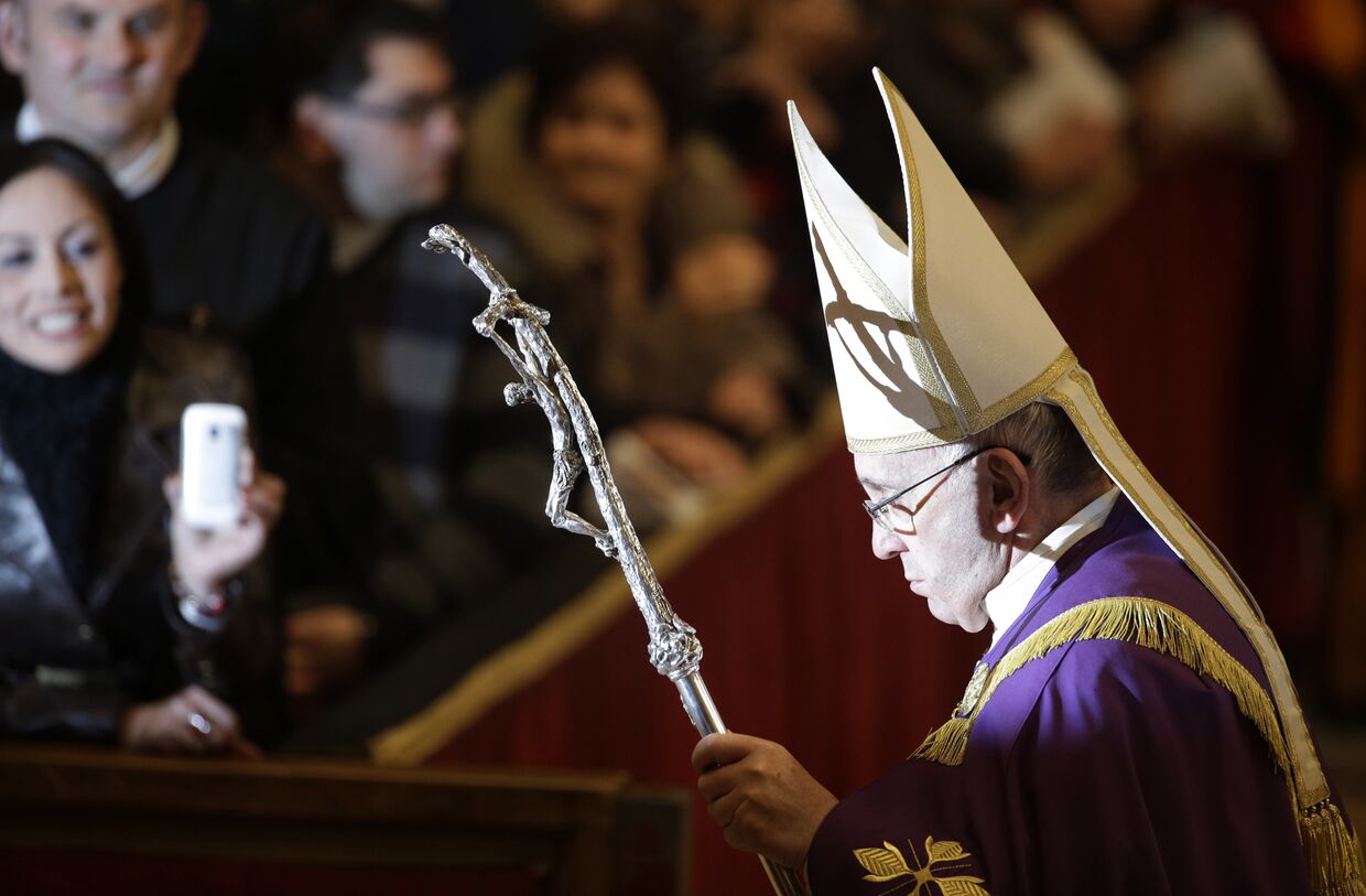 Папа Франциск проводит мессу в соборе Святого Петра в Ватикане