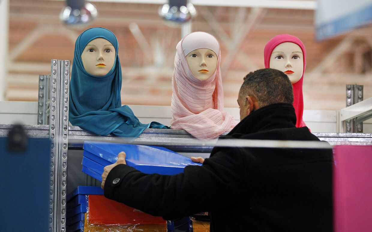 Хиджабы на ежегодном съезде мусульман в пригороде Парижа Ле Бурже