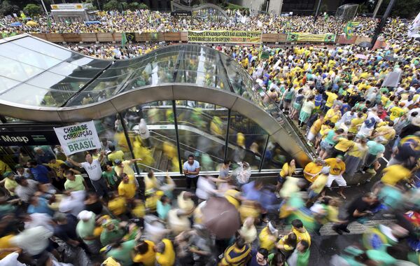 Марш с требованием отставки Дилмы Русеф в Сан-Паулу