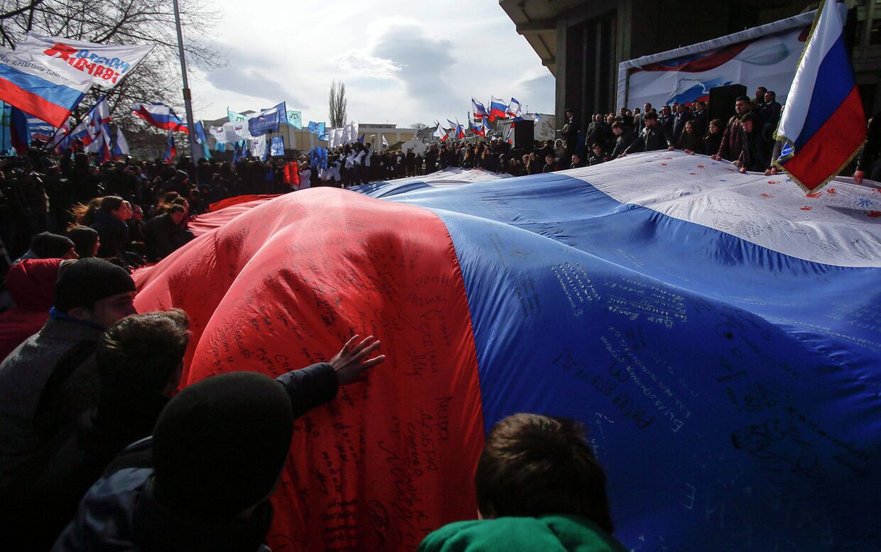 18-ти метровый флаг России на праздновании годовщины присоединения Крыма к России в Симферополе