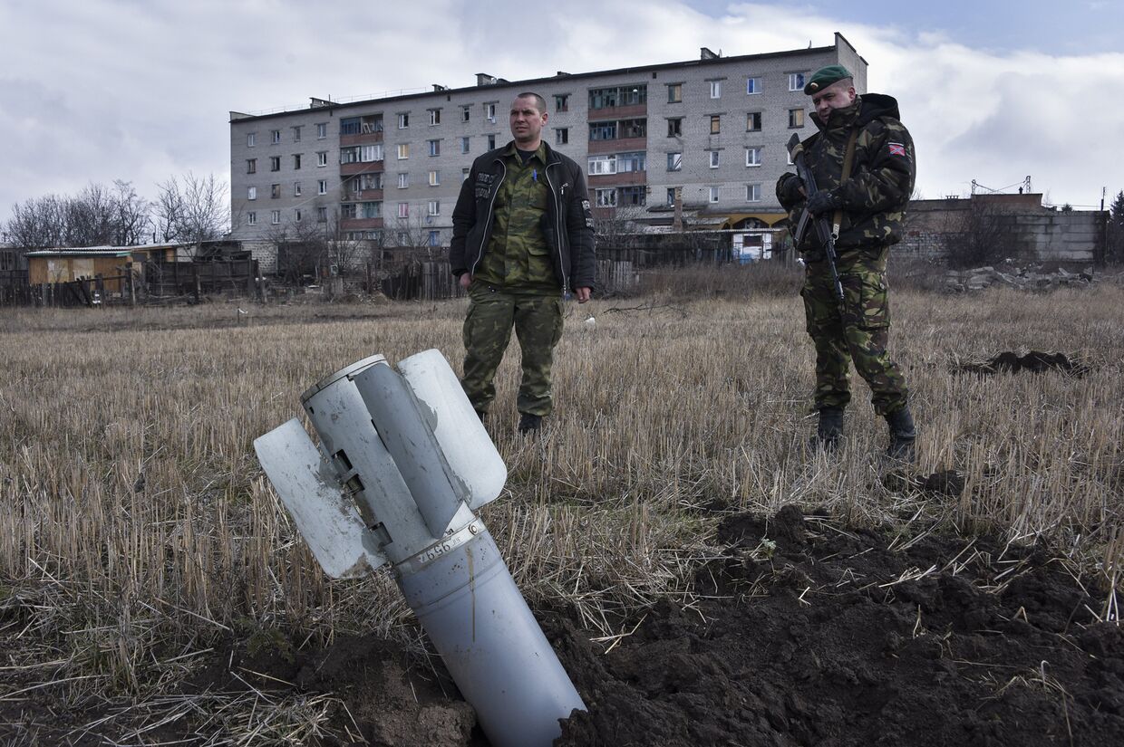 Пророссийские ополченцы рядом с неразорвавшейся ракетой «Ураган» в Дебальцево