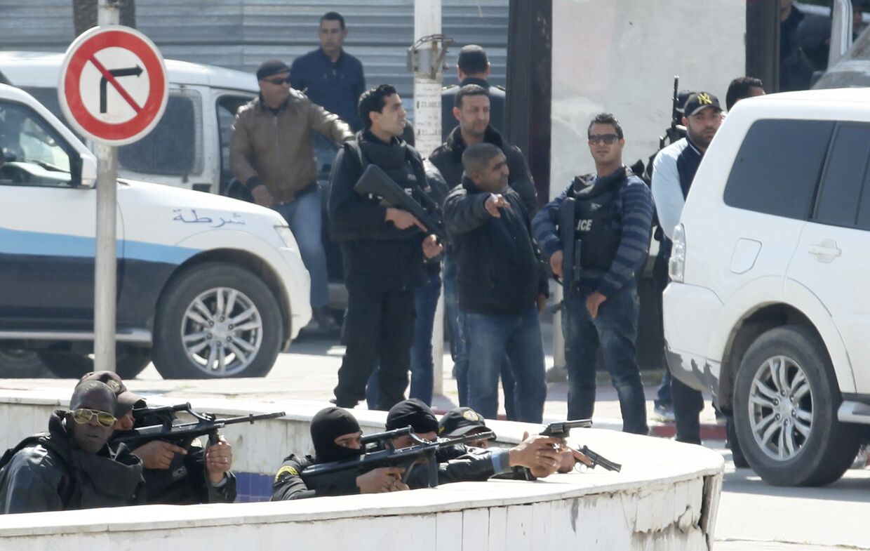 Полицейские у здания парламента в Тунисе