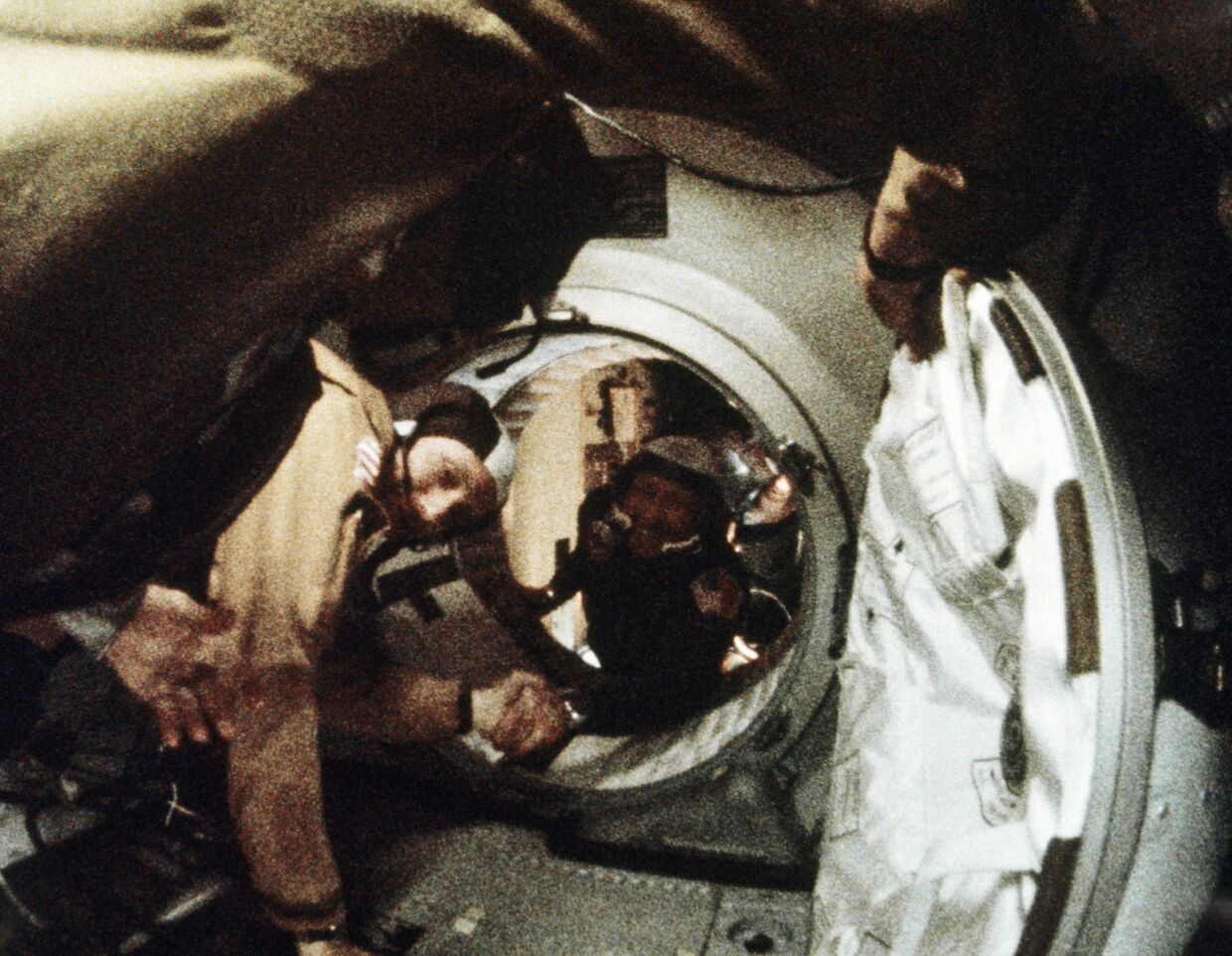 Историческое рукопожатие Алексея Леонова и Томаса Стаффорда в космосе