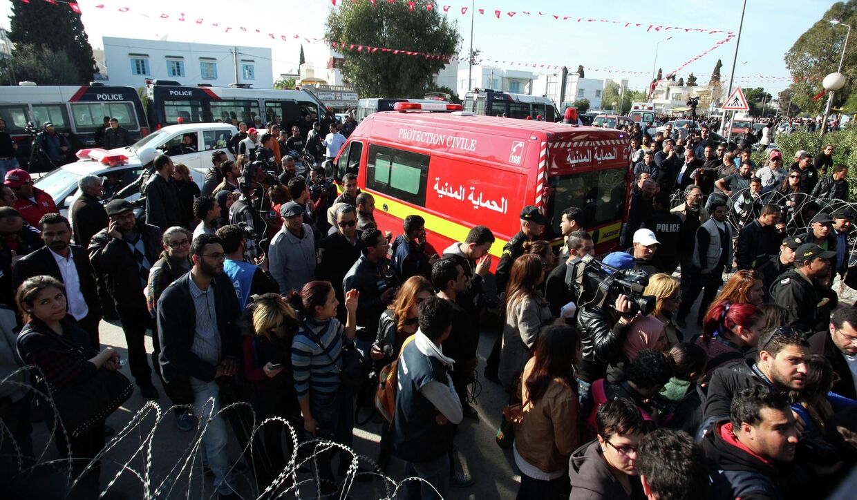 Скорая спасает раненых в результате теракта в музее в Тунисе