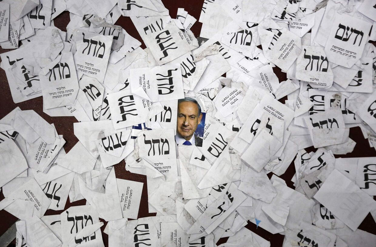 Фотография премьер-министра Израиля Биньямина Нетаньяху и бюллетени партии «Ликуд»
