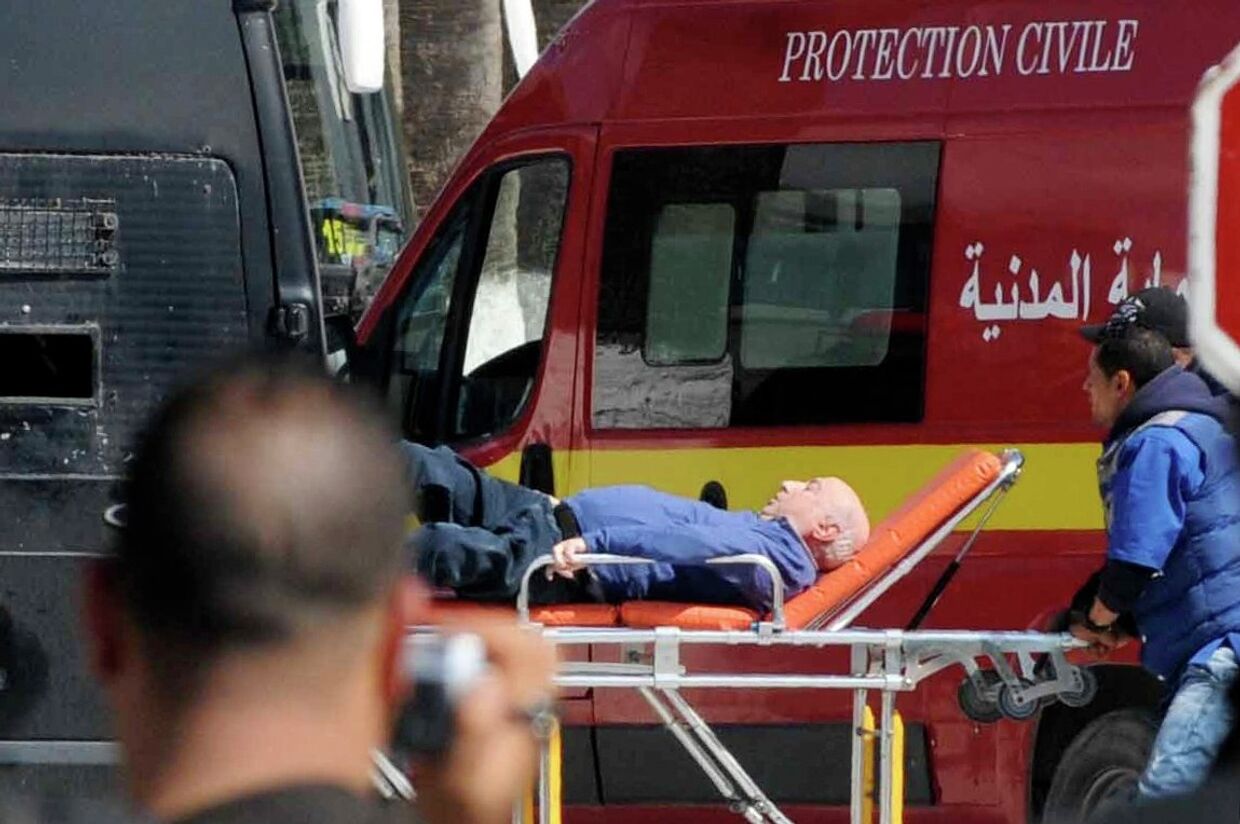 Скорая спасает раненых, пострадавших от теракта в музее Туниса