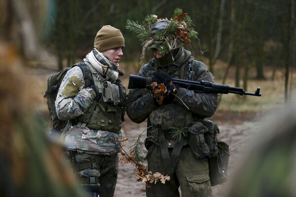 Тренировка добровольческого вооруженного формирования SJS Strzelec рядом с городом Миньск-Мазовецки