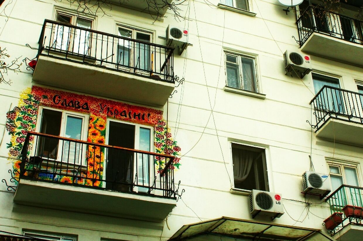 Надпись «Слава Украине!» на балконе в Одессе