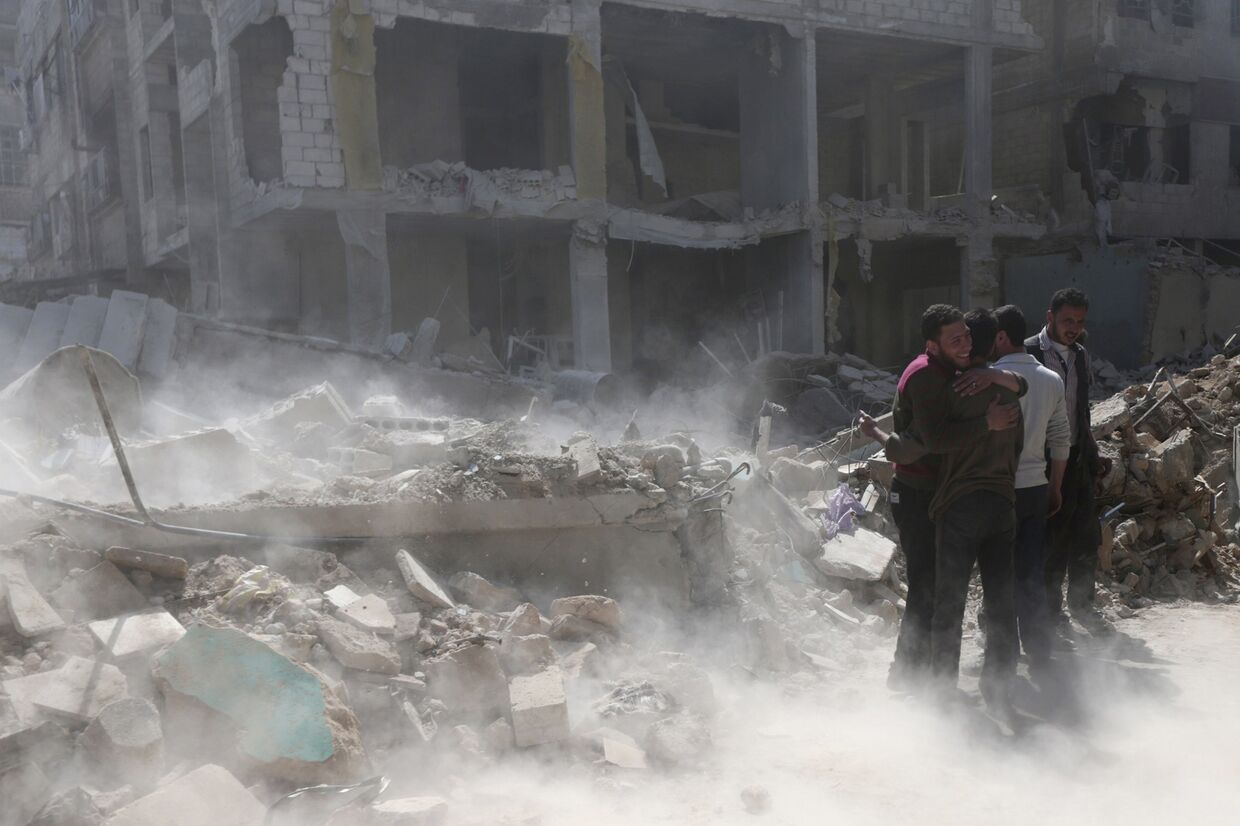 Разрушенные во время авиаударов здания в окрестностях Дамаска