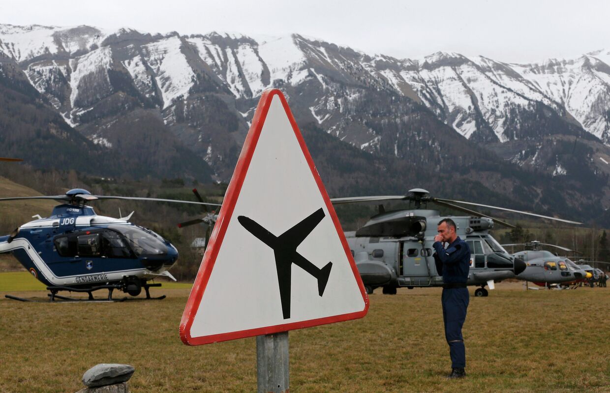 Вертолеты французской службы спасения вблизи места крушения Airbus A320 во французских Альпах
