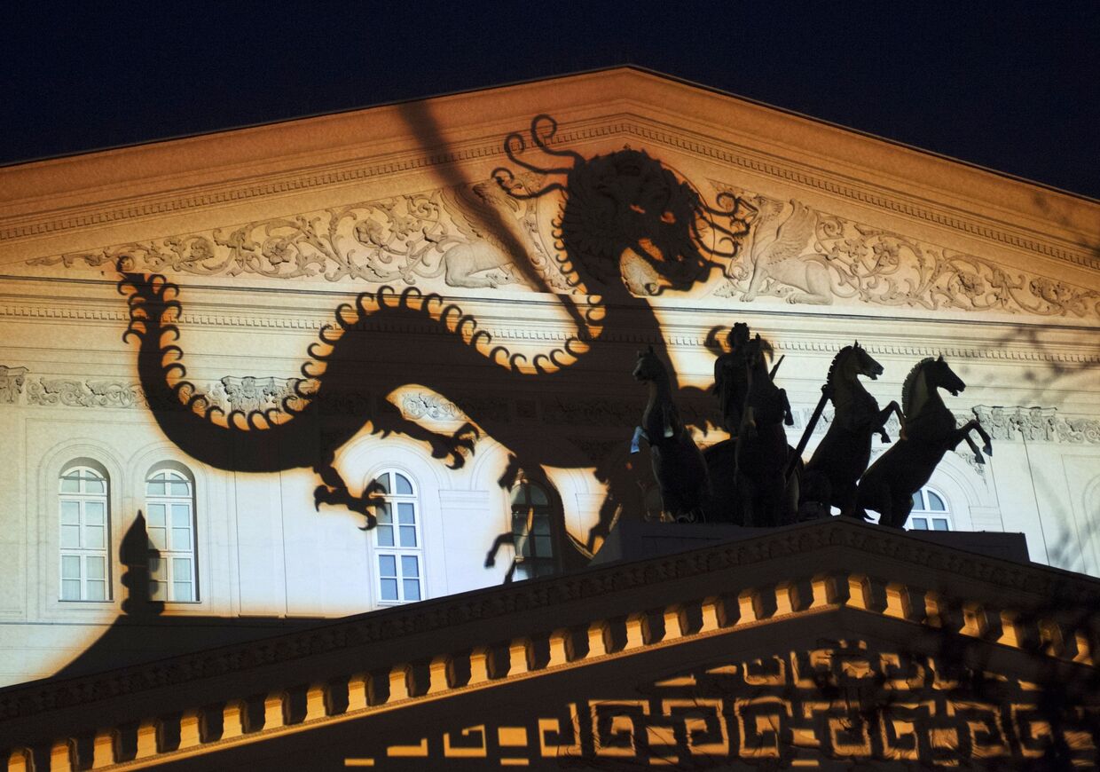 Фасад Большого театра во время светового шоу Кругосветное путешествие в Москве.
