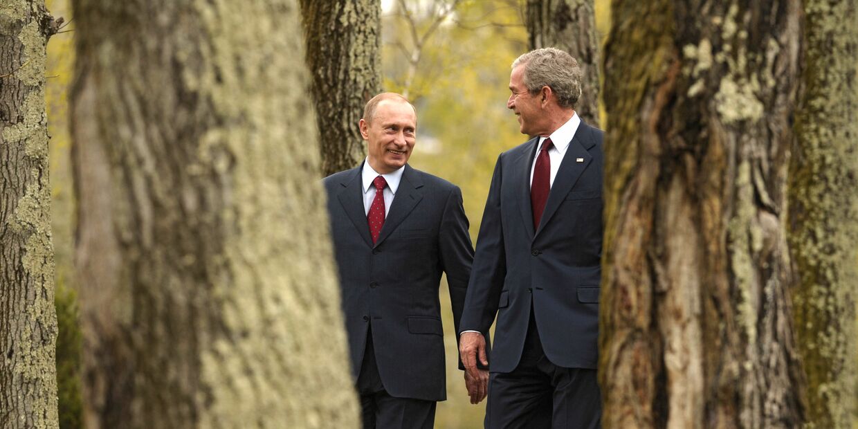 Президенты России и США Владимир Путин и Джордж Буш в сочинской резиденции главы российского государства «Бочаров ручей»