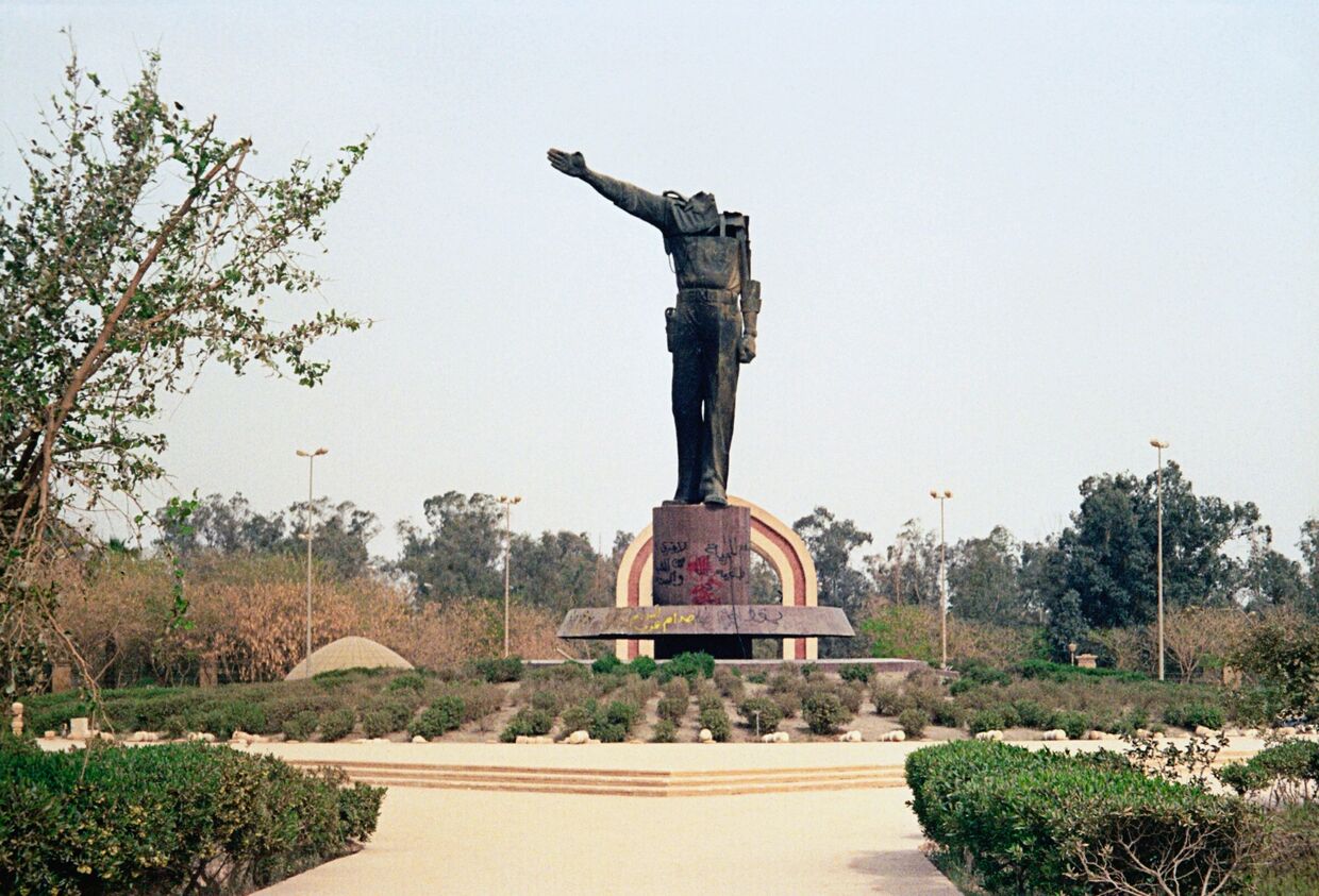 Обезглавленный памятник Саддаму Хусейну в центре Багдада