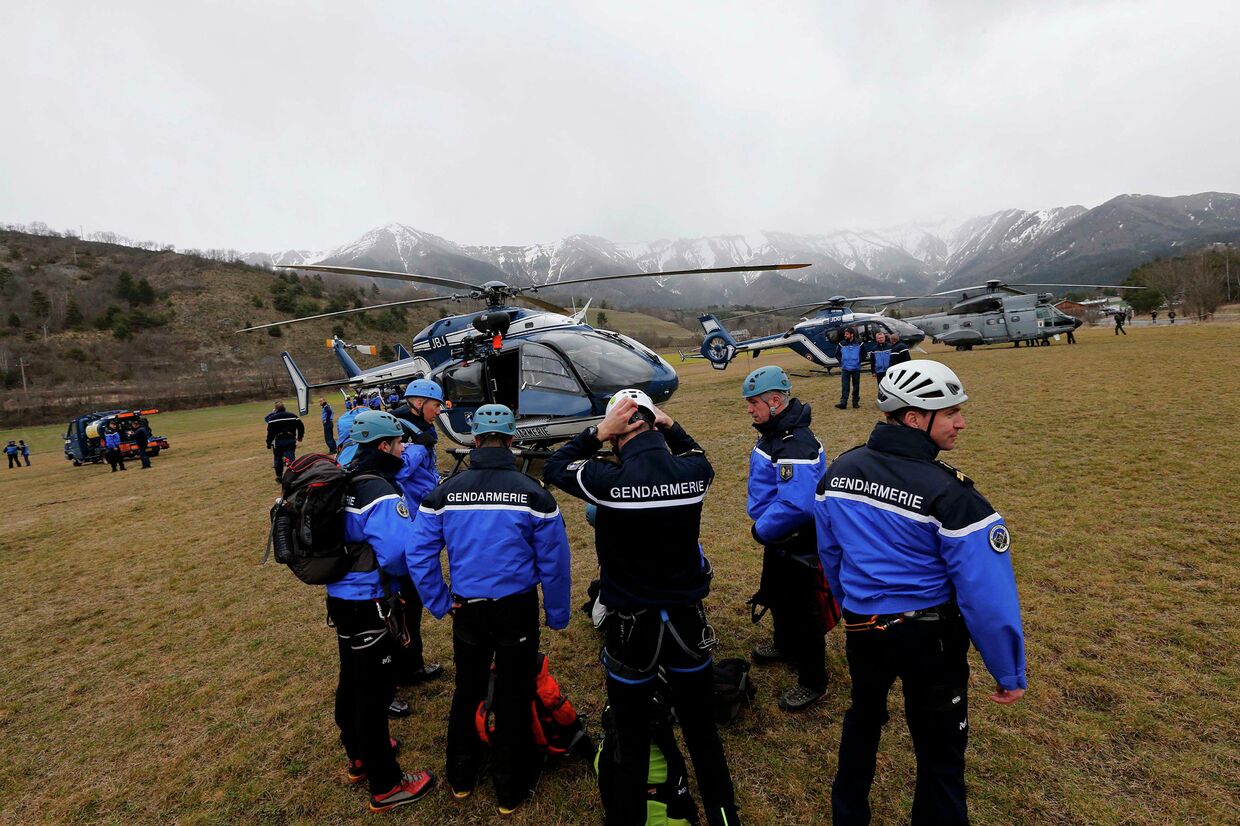 Сотрудники французской службы спасения вблизи места крушения Airbus A320 во французских Альпах